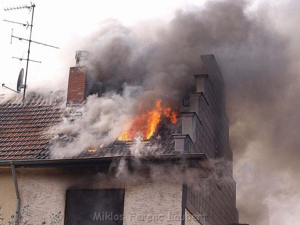 Feuer 3 Reihenhaus komplett ausgebrannt Koeln Poll Auf der Bitzen P061.JPG